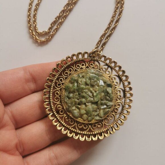 Faux Jade Stone Gold Tone Medallion Pendant Necklace Vintage Chunky Sun Circle - Picture 2 of 6